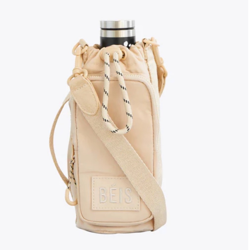 BEIS THE WATER BOTTLE SLING IN BEIGE